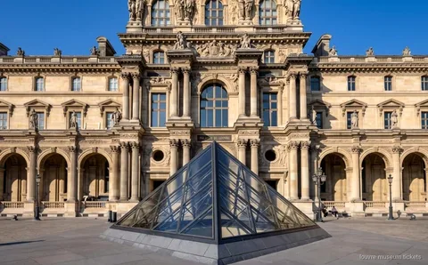 Visitante usando una audioguía en una entrada autoguiada al Museo del Louvre