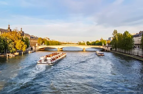 Boot op de Seine rondvaart langs bezienswaardigheden van Parijs, inbegrepen bij het Louvre museum combiticket