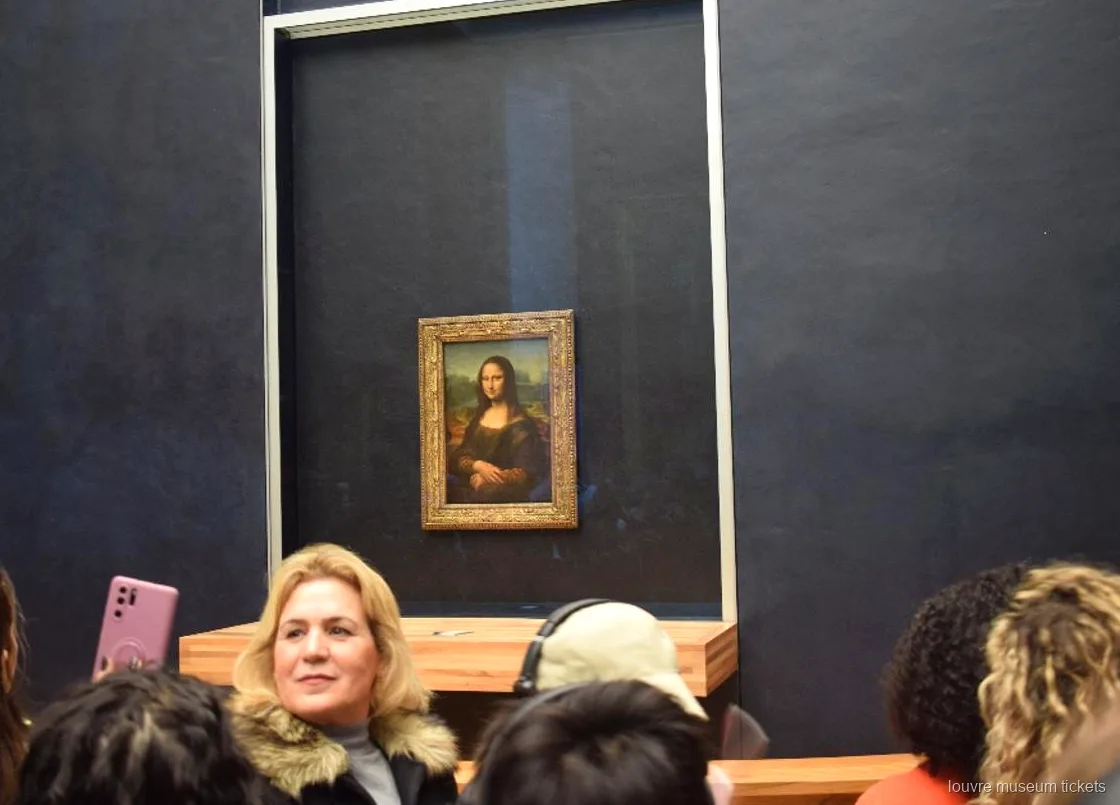 Bezoekers voor de Mona Lisa achter glas aan de donkere zaalwand, hoogtepunt met Louvre museum tickets