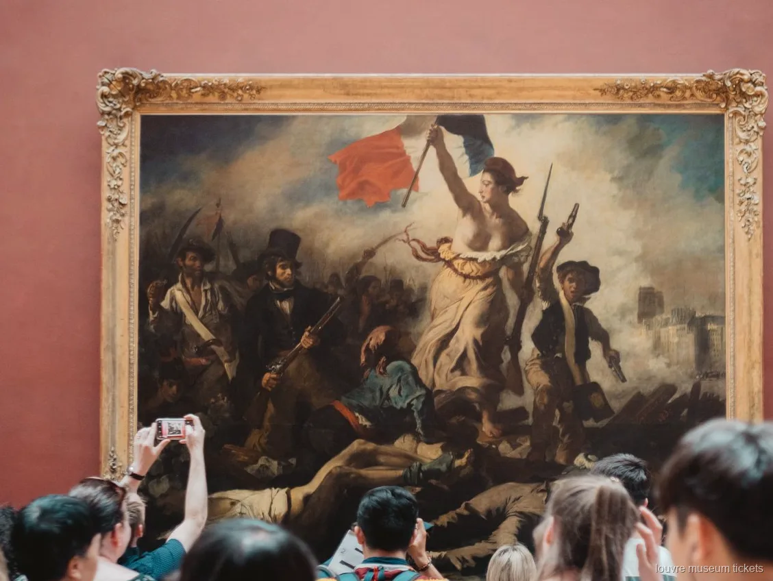 Bezoekers fotograferen De Vrijheid leidt het volk van Delacroix, een meesterwerk gezien met Louvre museum tickets