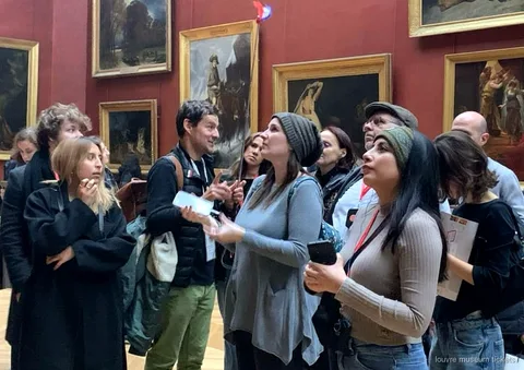 Venüs de Milo yakınında rehberli bir Louvre Müzesi turunda altı misafirlik küçük grup