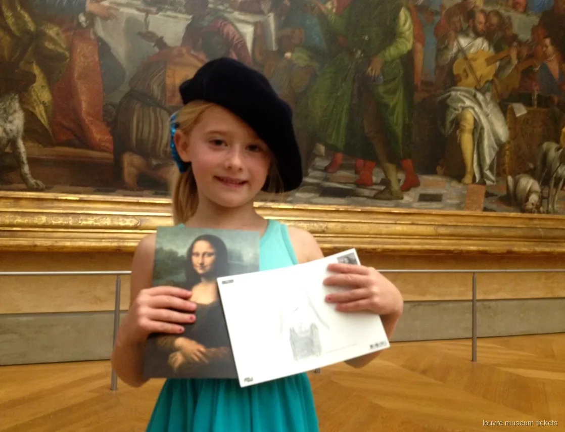 Bereli kız çocuğu Mona Lisa kartpostalını ve çizimini gösteriyor, Louvre Müzesi biletleriyle aile turu