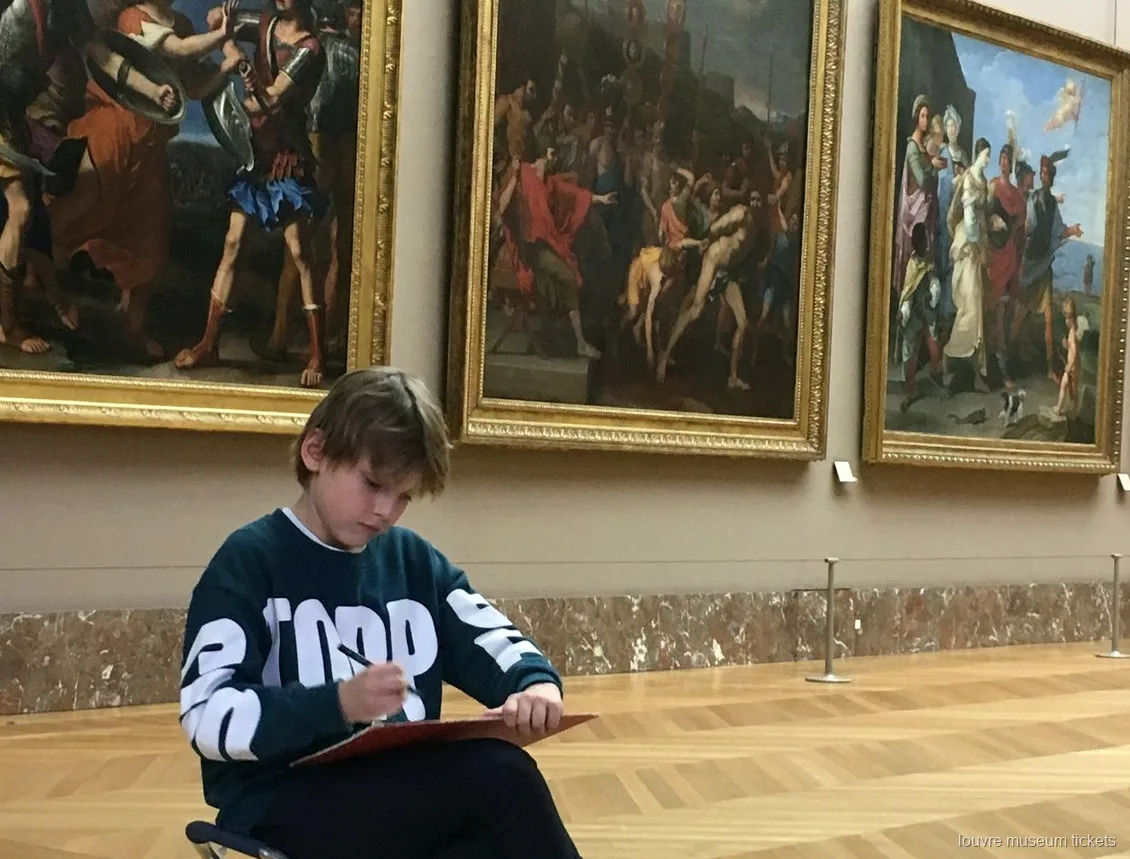 Louvre Müzesi biletleriyle özel aile turunda altın çerçeveli tabloların önünde çizim yapan erkek çocuk