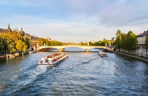 Sejltursbåd på Seinen passerer Paris-vartegn inkluderet i Louvre-kombinationsbilletten