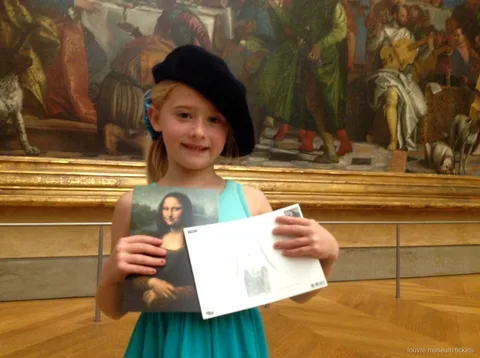 Mädchen mit Baskenmütze zeigt Mona Lisa Postkarte und eigene Skizze, Familientour mit Louvre Museum Tickets