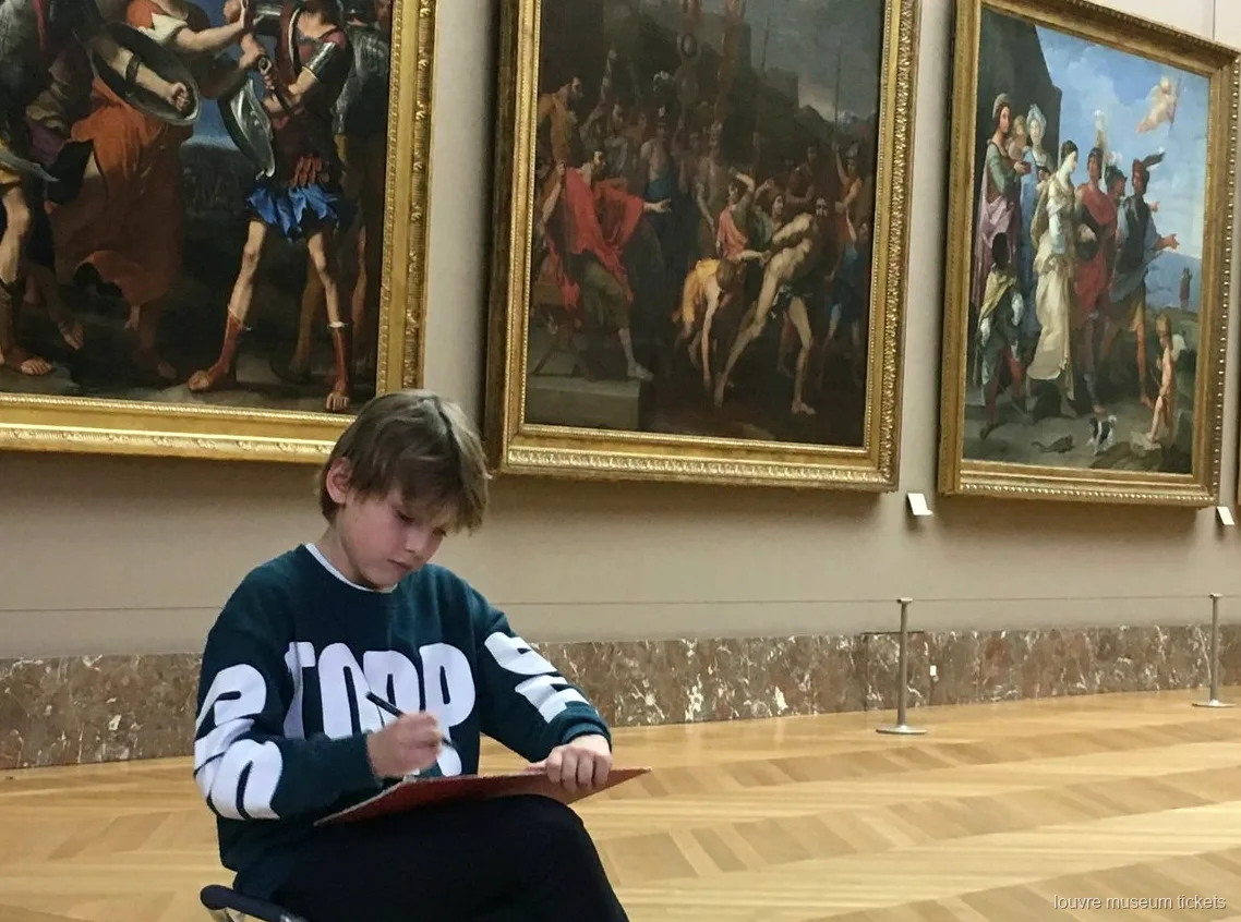 Junge zeichnet vor goldgerahmten Gemälden während einer privaten Familientour mit Louvre Museum Tickets
