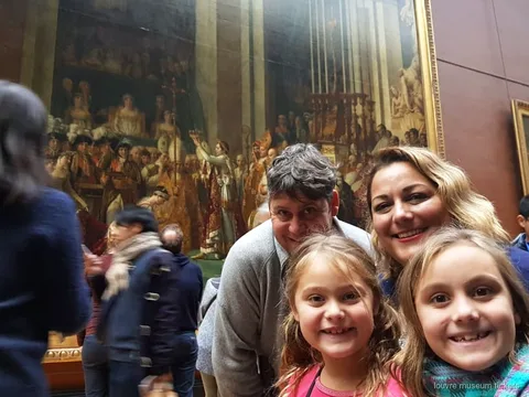 Privégids toont Louvre meesterwerken aan kinderen en ouders tijdens een privé familietour