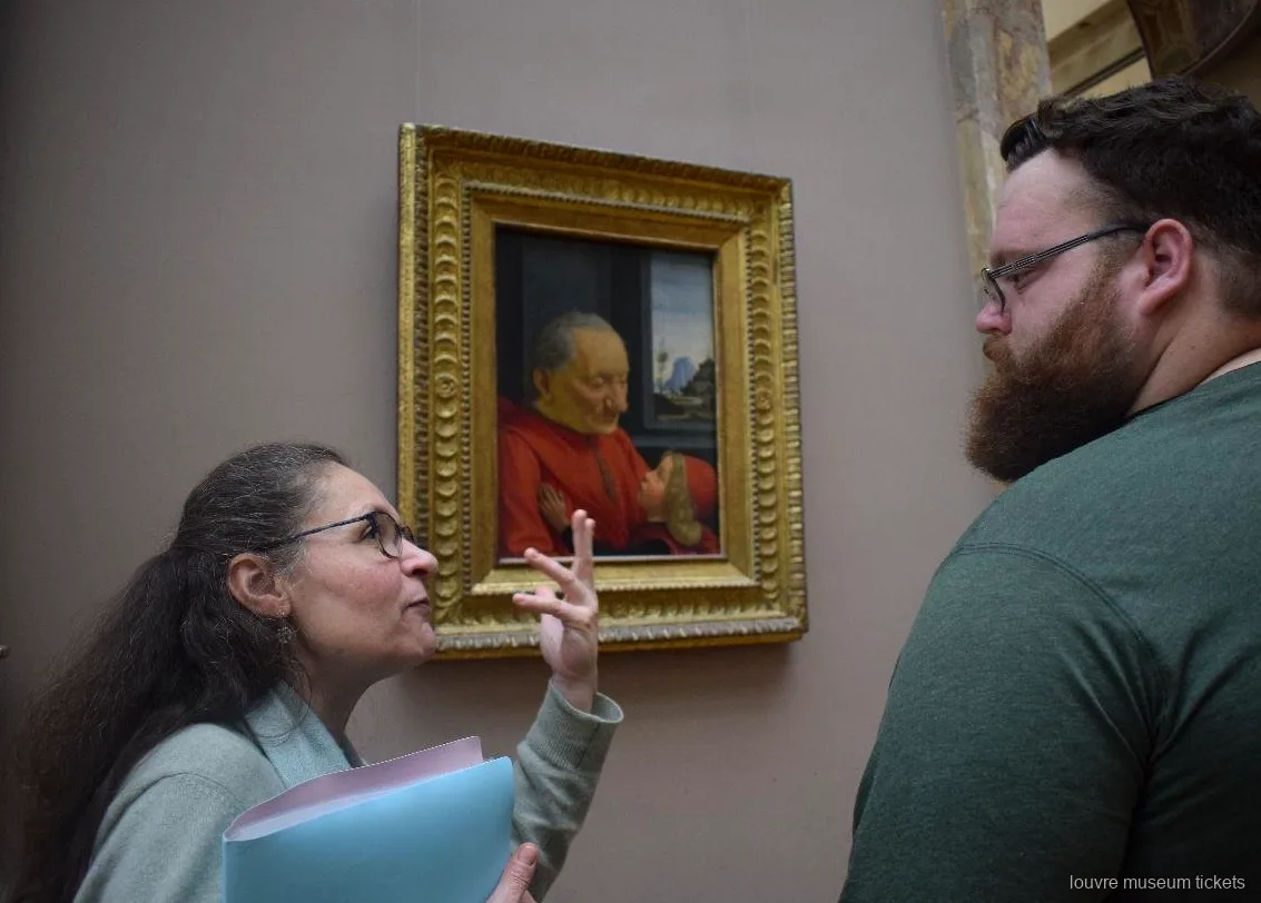 Guide forklarer et renæssanceportræt af en gammel mand og et barn for en gæst, tæt dialog med Louvre billetter
