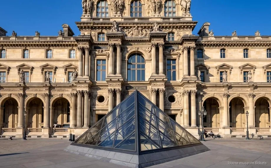 Besøgende bruger en audioguide til en selvguidet Louvre-billet med reserveret indgang