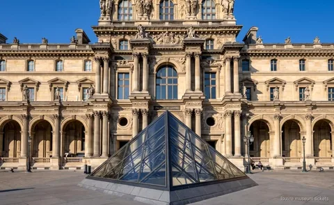 Bezoeker met audiotour tijdens een zelfstandig bezoek aan het Louvre museum met gereserveerde entree
