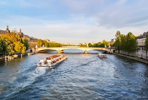 Seine Kreuzfahrtboot an Pariser Sehenswürdigkeiten vorbei, inklusive bei der Louvre Kombination