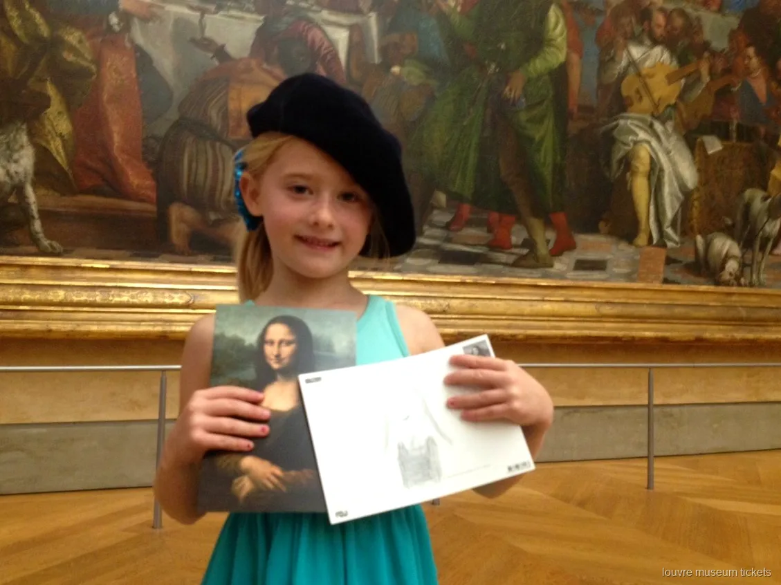 Flicka i basker visar ett Mona Lisa-vykort och sin skiss på en familjetur med biljetter till Louvren