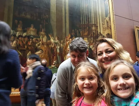 Guia de tour privado em família a mostrar obras-primas do Museu do Louvre a crianças e pais