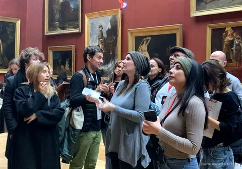 Grup reduït de sis persones en una visita guiada al Museu del Louvre a prop de la Venus de Milo