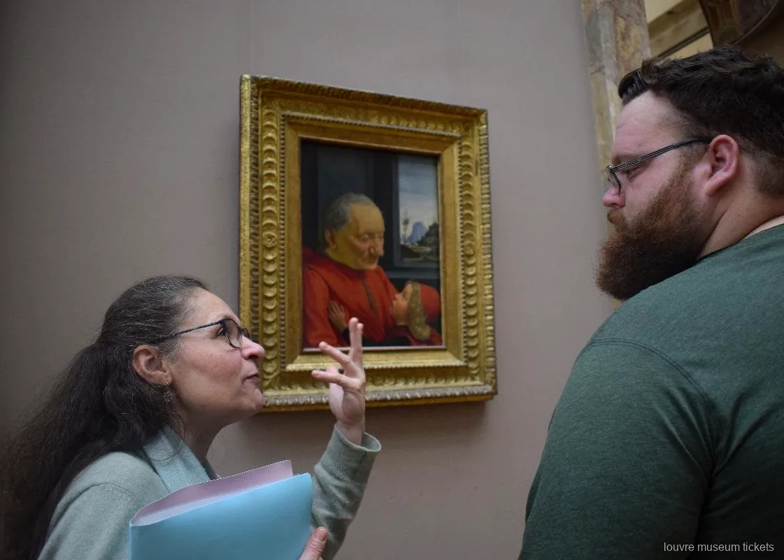 Guía explicando a un visitante un retrato renacentista de un anciano con un niño, con entradas Museo del Louvre