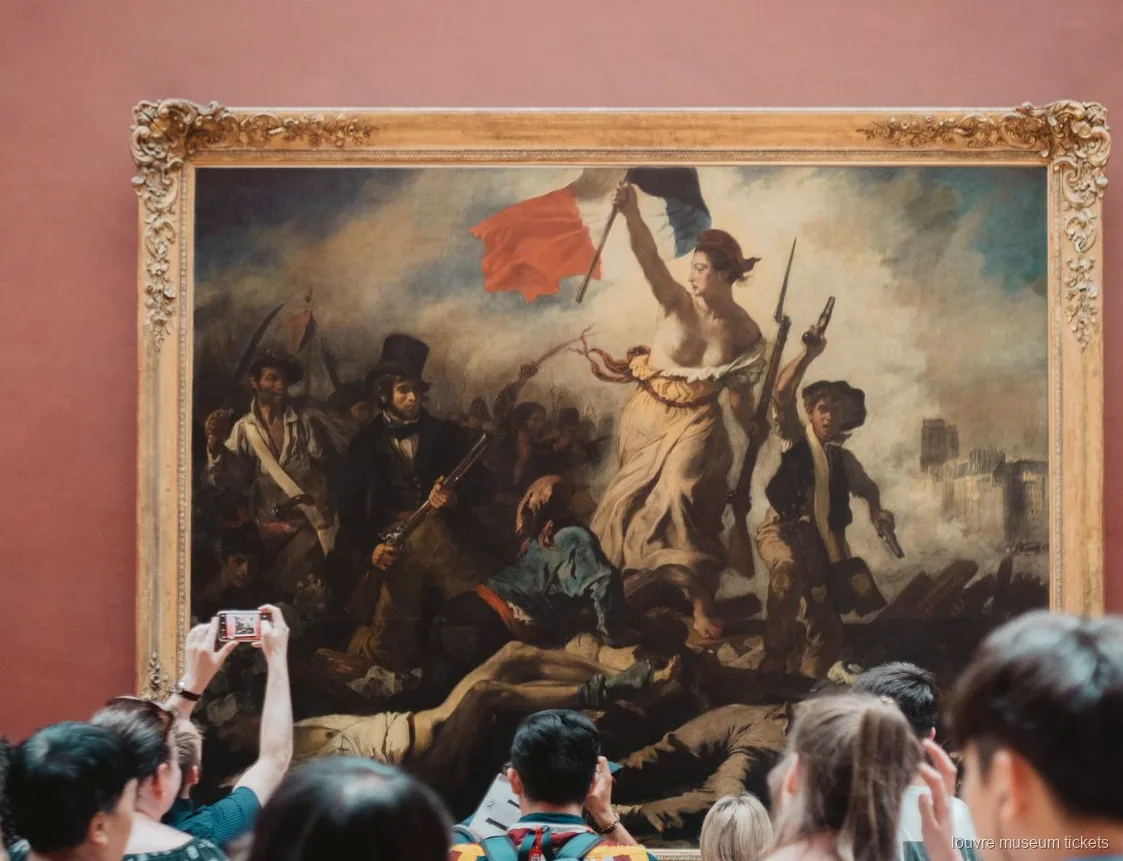 Visitantes a fotografar A Liberdade guiando o povo de Delacroix, uma obra-prima da visita com bilhetes Museu do Louvre