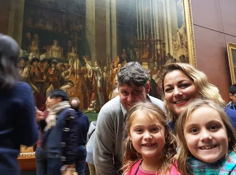 Guia de visita privada familiar mostrant obres mestres del Museu del Louvre a nens i pares