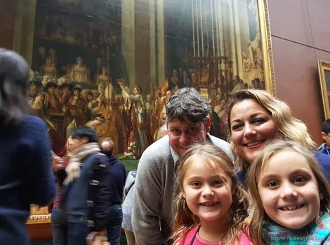 Guida privata che mostra i capolavori del Louvre a bambini e genitori in un tour per famiglie
